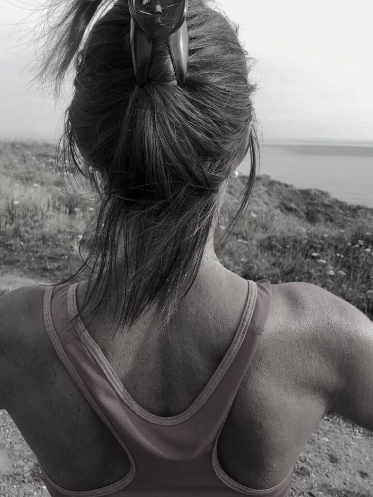 photo originale femme de dos face a la mer