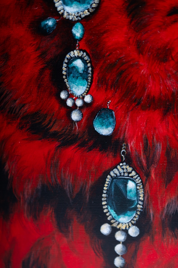 plumage rouge avec bijoux